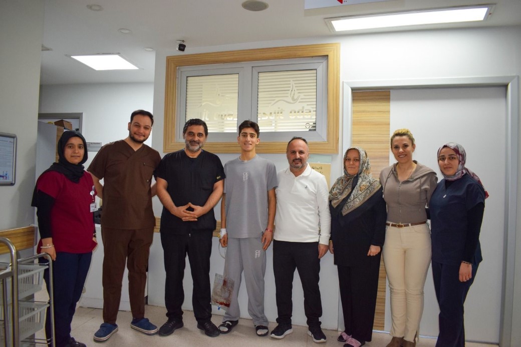 Maçta kaleciyle çarpışan genç futbolcunun böbreği parçalandı, ameliyatla hayatı kurtuldu