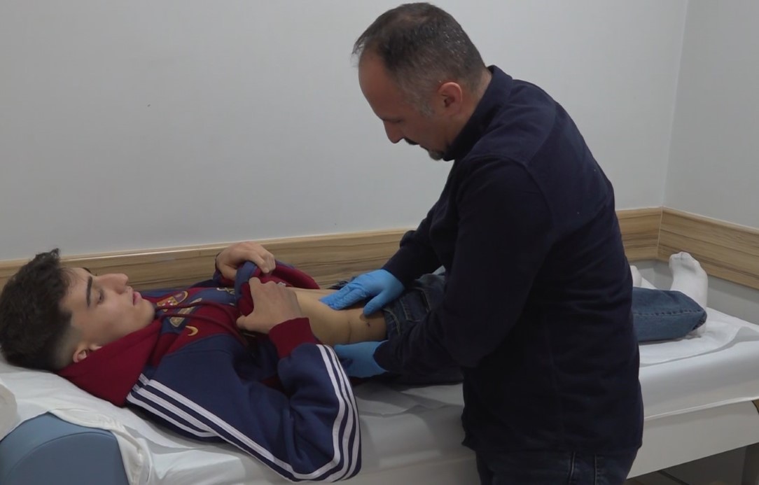 Maçta kaleciyle çarpışan genç futbolcunun böbreği parçalandı, ameliyatla hayatı kurtuldu