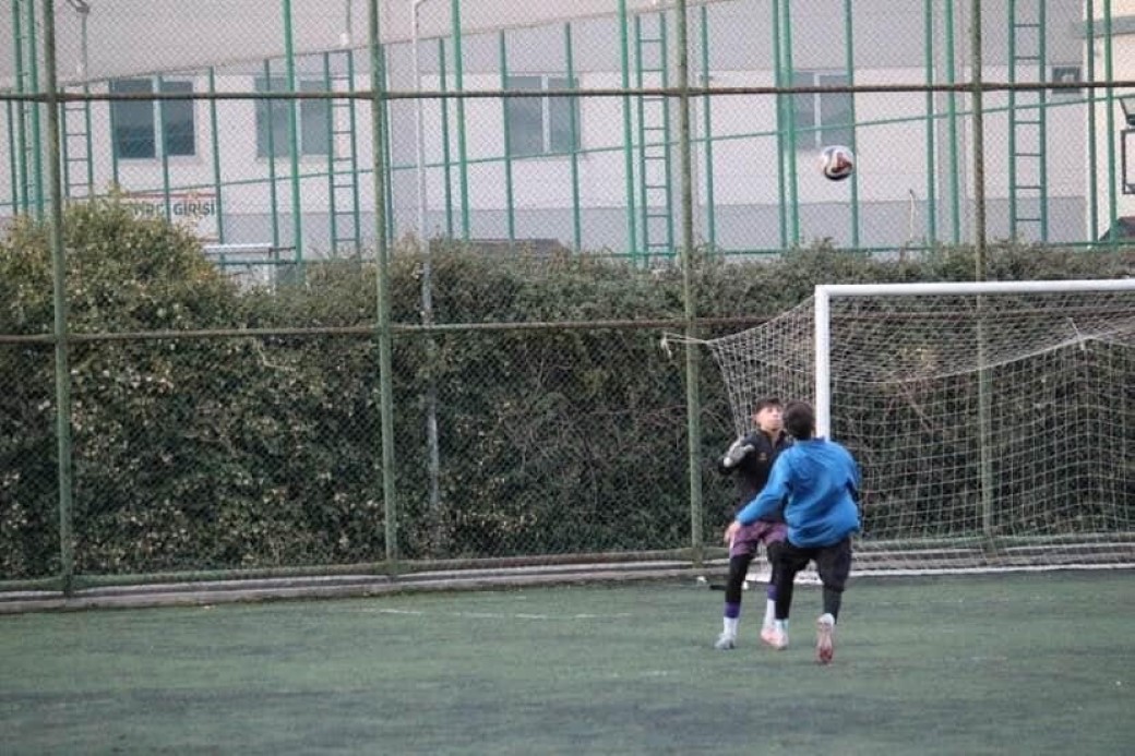 Durumu kritik olan ve çok kan kaybeden genç futbolcu, sevk edildiği özel hastanede yapılan başarılı ameliyatla hayata tutundu.