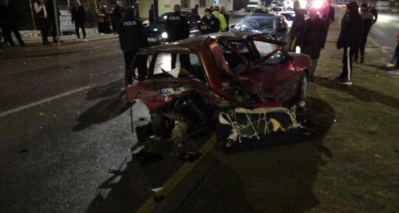 Malatya’da sürücüsünün kontrolünde çıkan bir aracın çarptığı Tofaş otomobil kağıt gibi ezildi. Kazada 3 kişi yaralandı.