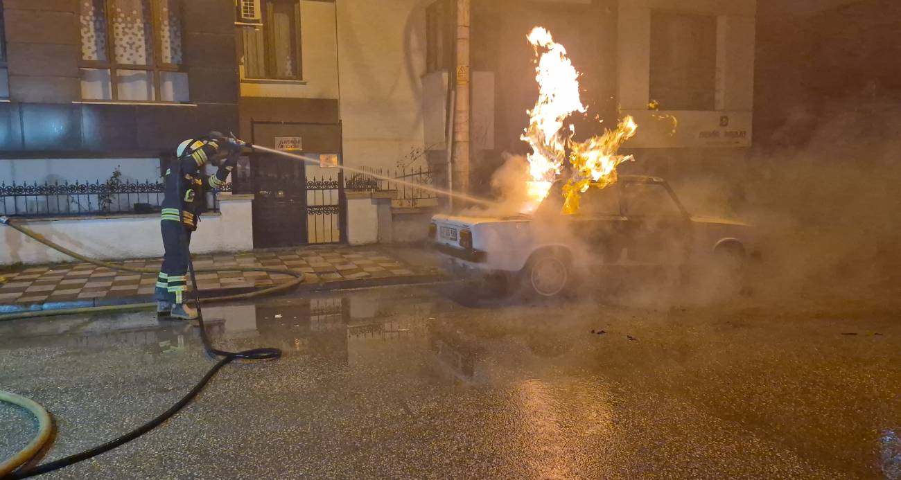 Yangın itfaiye ekiplerince güçlükle söndürülürken, dumanla kaplanan sokakta yaşayan çevre sakinleri büyük panik yaşadı.