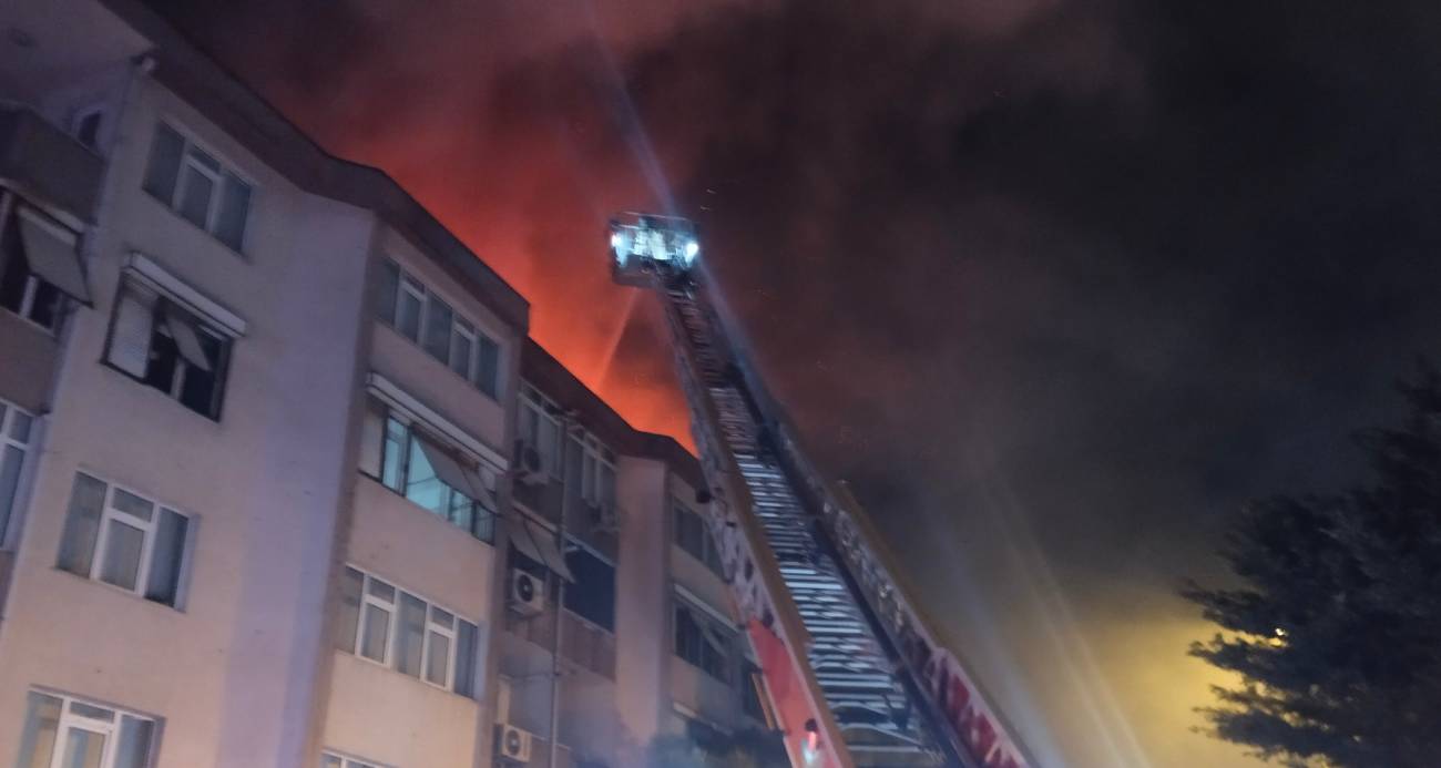 Üsküdar’da site içindeki binanın çatısında yangın paniği