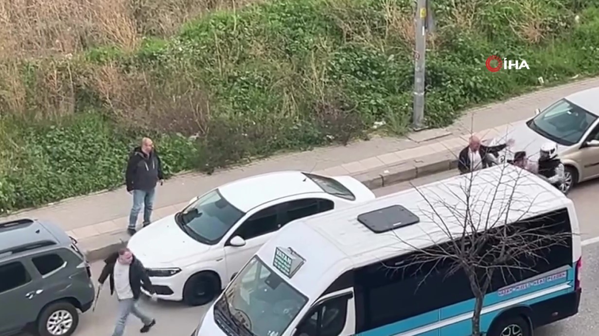 Otomobil sürücüsü motosikletliye copla saldırdı