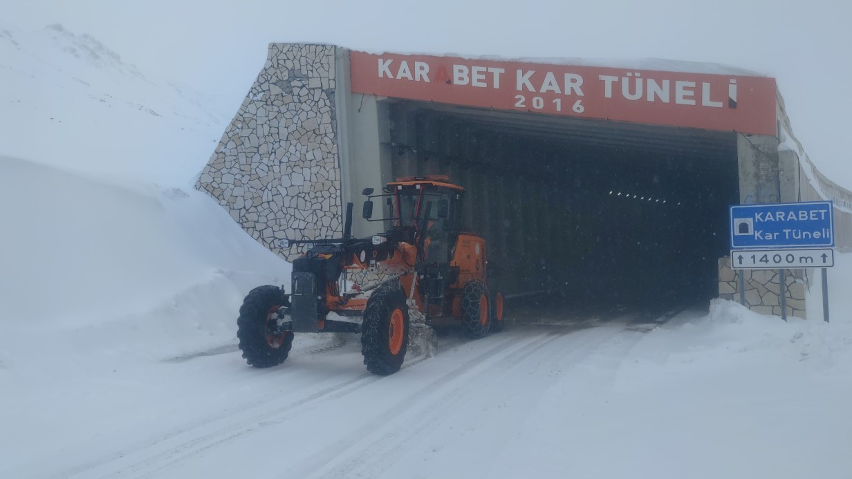 Karabet Geçidi’nde kar kalınlığı 3 metreyi geçti