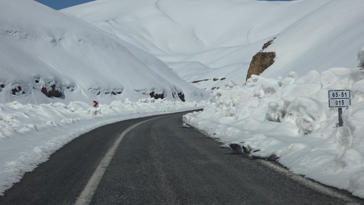 Karabet Geçidi’nde kar kalınlığı 3 metre 52 santim oldu