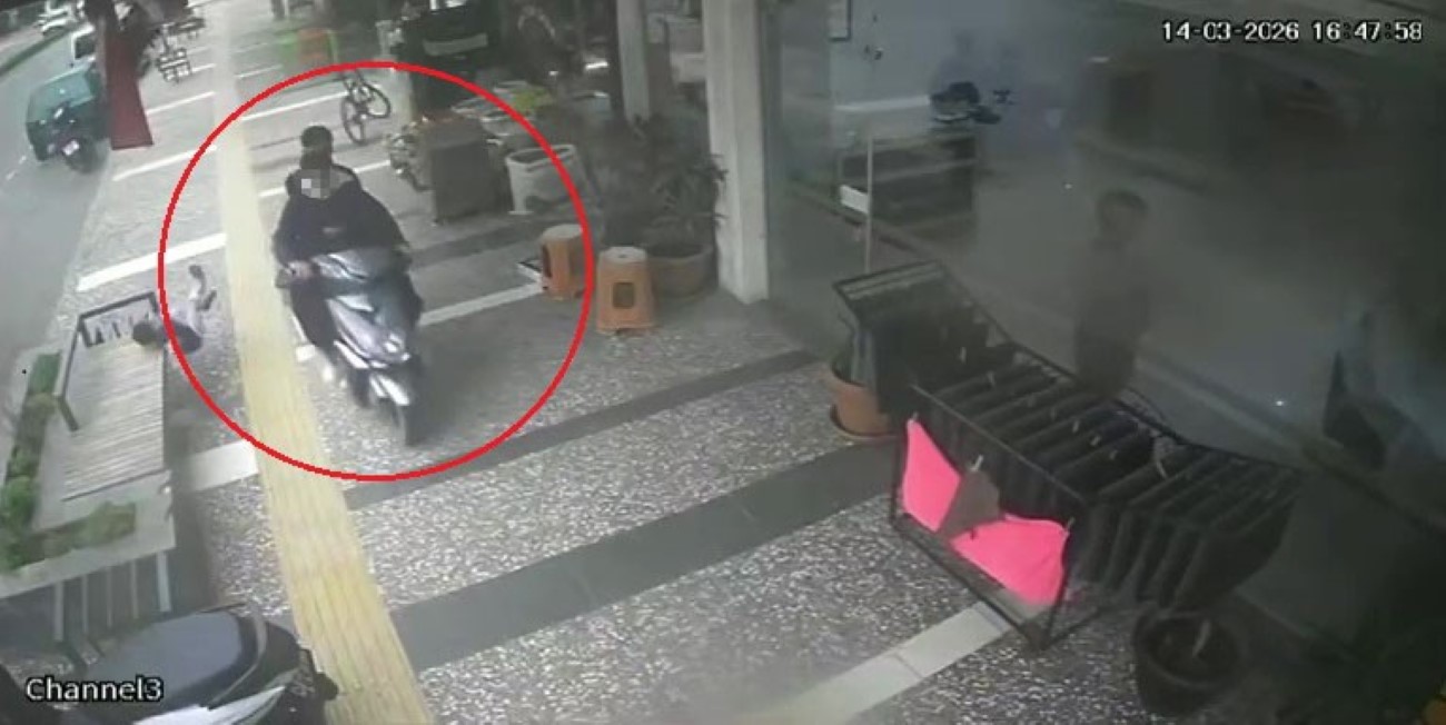 İş yerinden fırlayan 5 yaşındaki çocuğun ölümden döndüğü kaza anları güvenlik kamerasına yansıdı