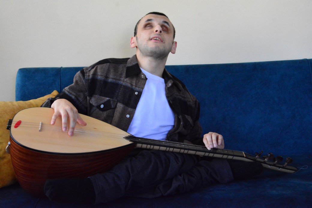 Müzik aşkı engellerini aştı: 5 enstrümanı kendi çabasıyla öğrendi