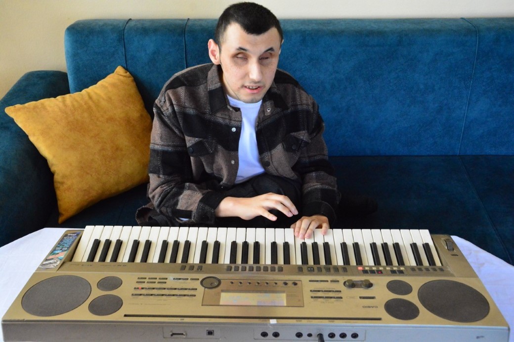 Müzik aşkı engellerini aştı: Çaldığı enstrümanlarla hayata tutunuyor
