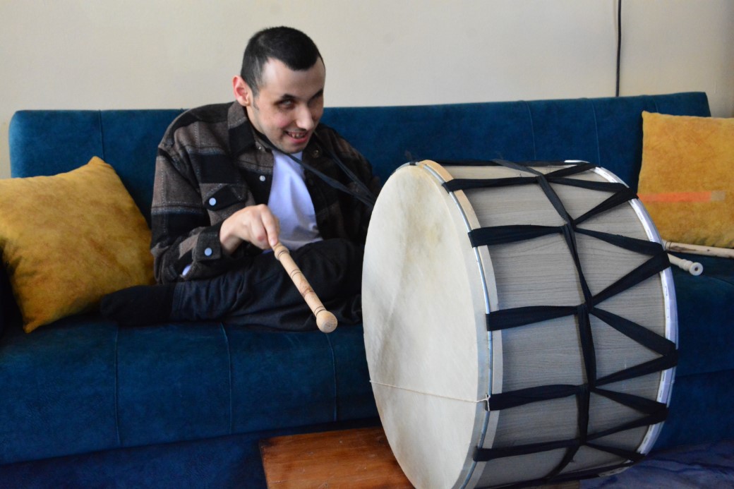 Müzik aşkı engellerini aştı: Çaldığı enstrümanlarla hayata tutunuyor