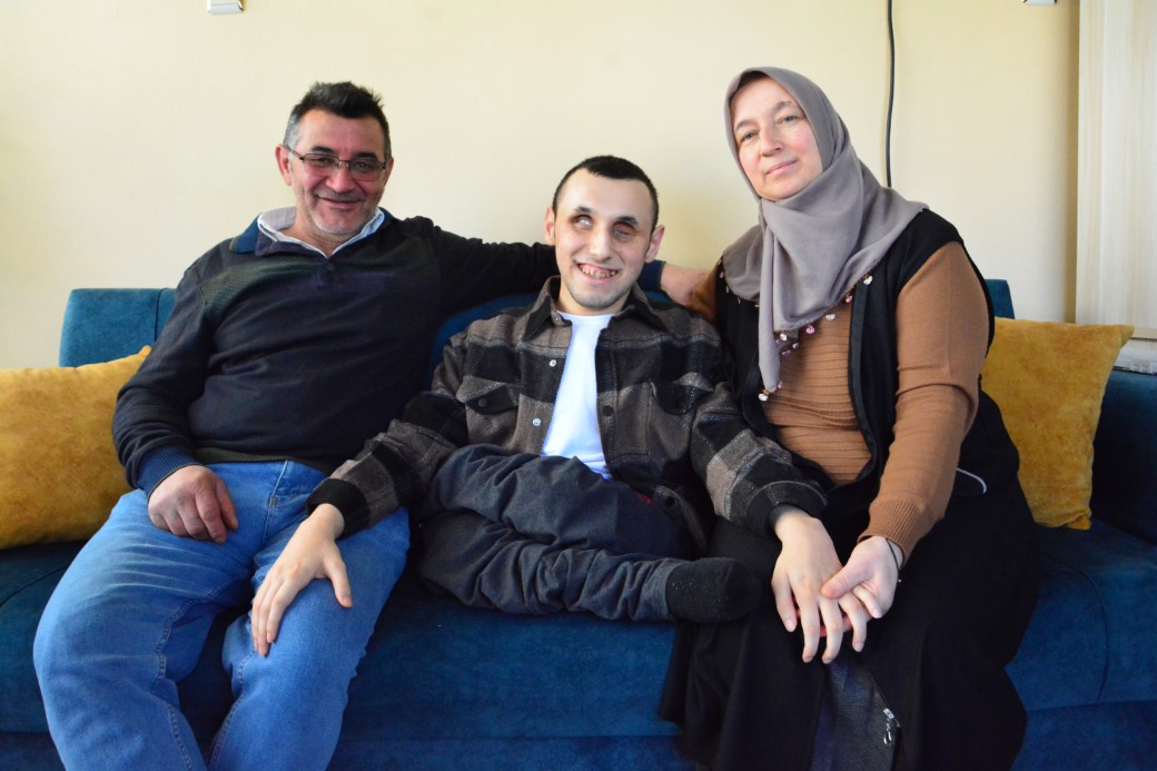 Müzik aşkı engellerini aştı: Çaldığı enstrümanlarla hayata tutunuyor