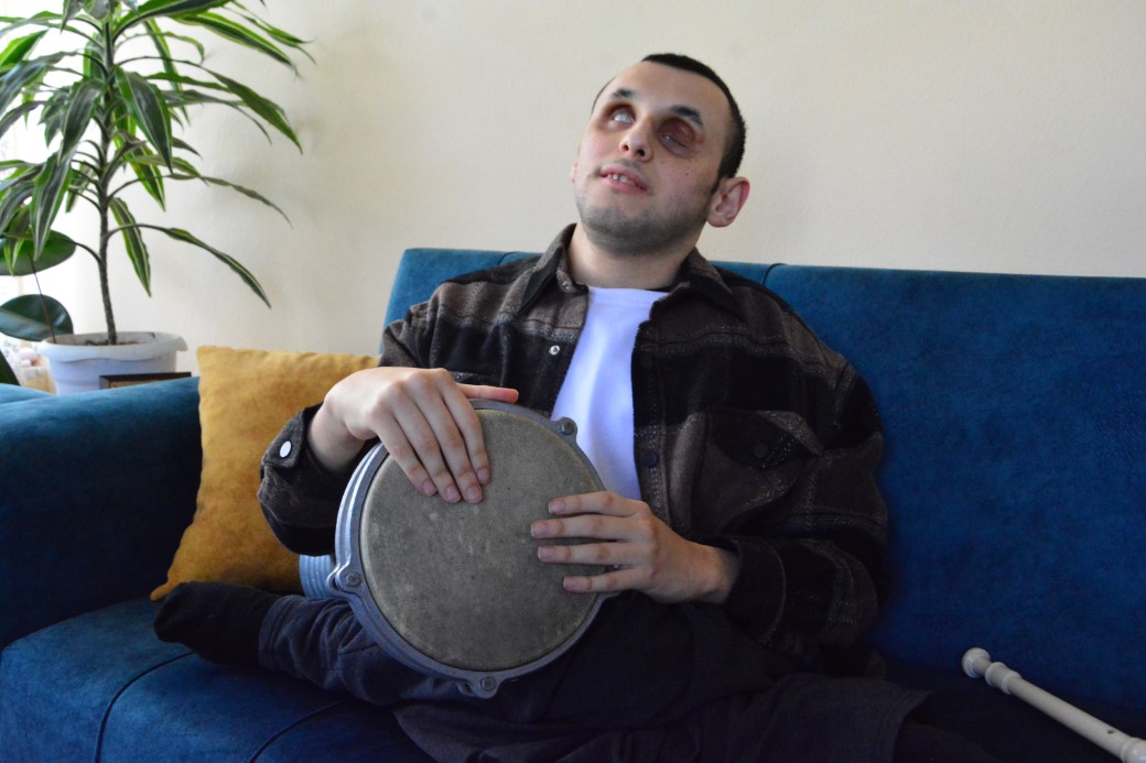 Müzik aşkı engellerini aştı: Çaldığı enstrümanlarla hayata tutunuyor