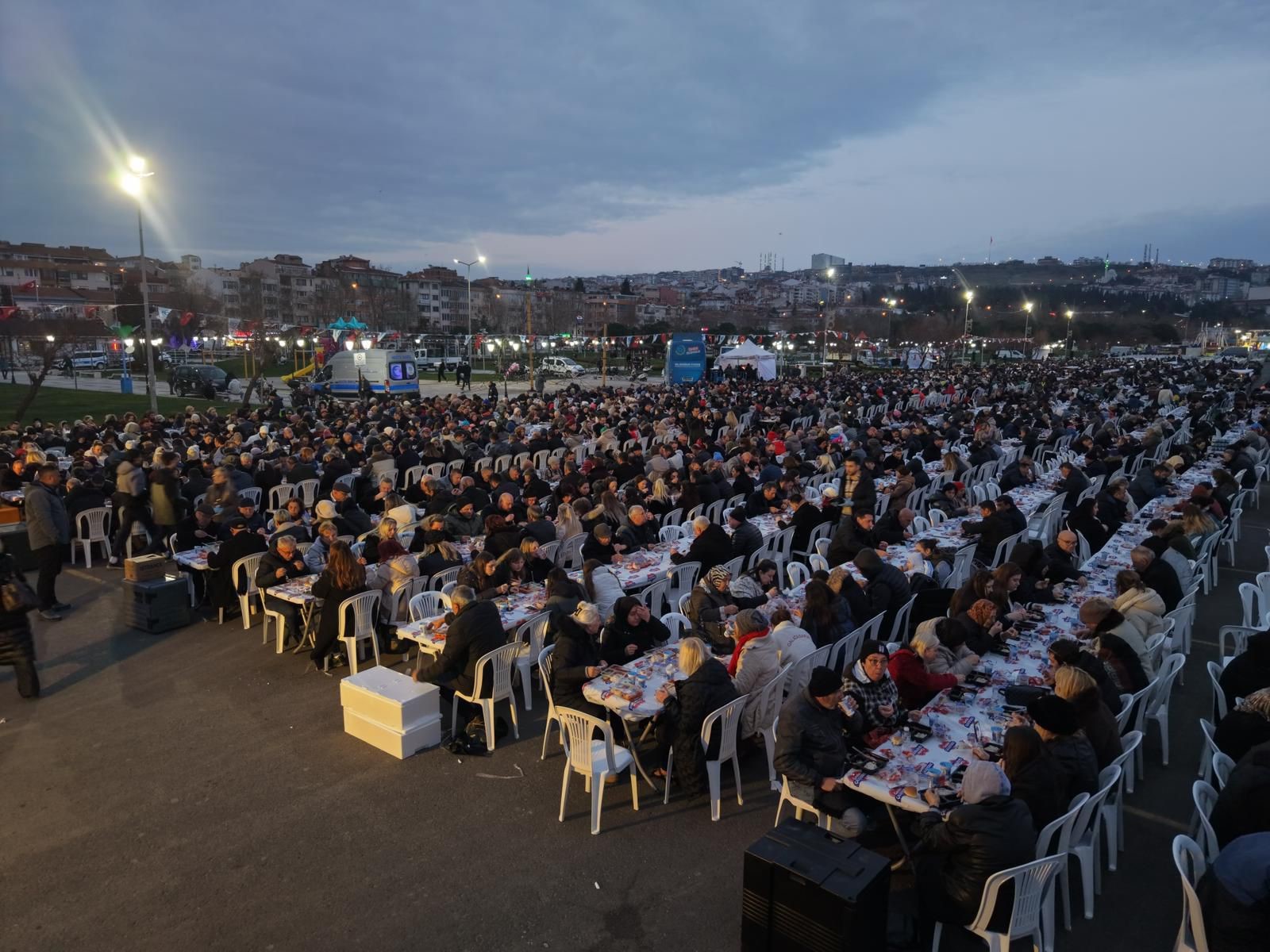 Tekirdağ’ın en büyük iftar sofrası: 8 bin kişi aynı anda orucunu açtı