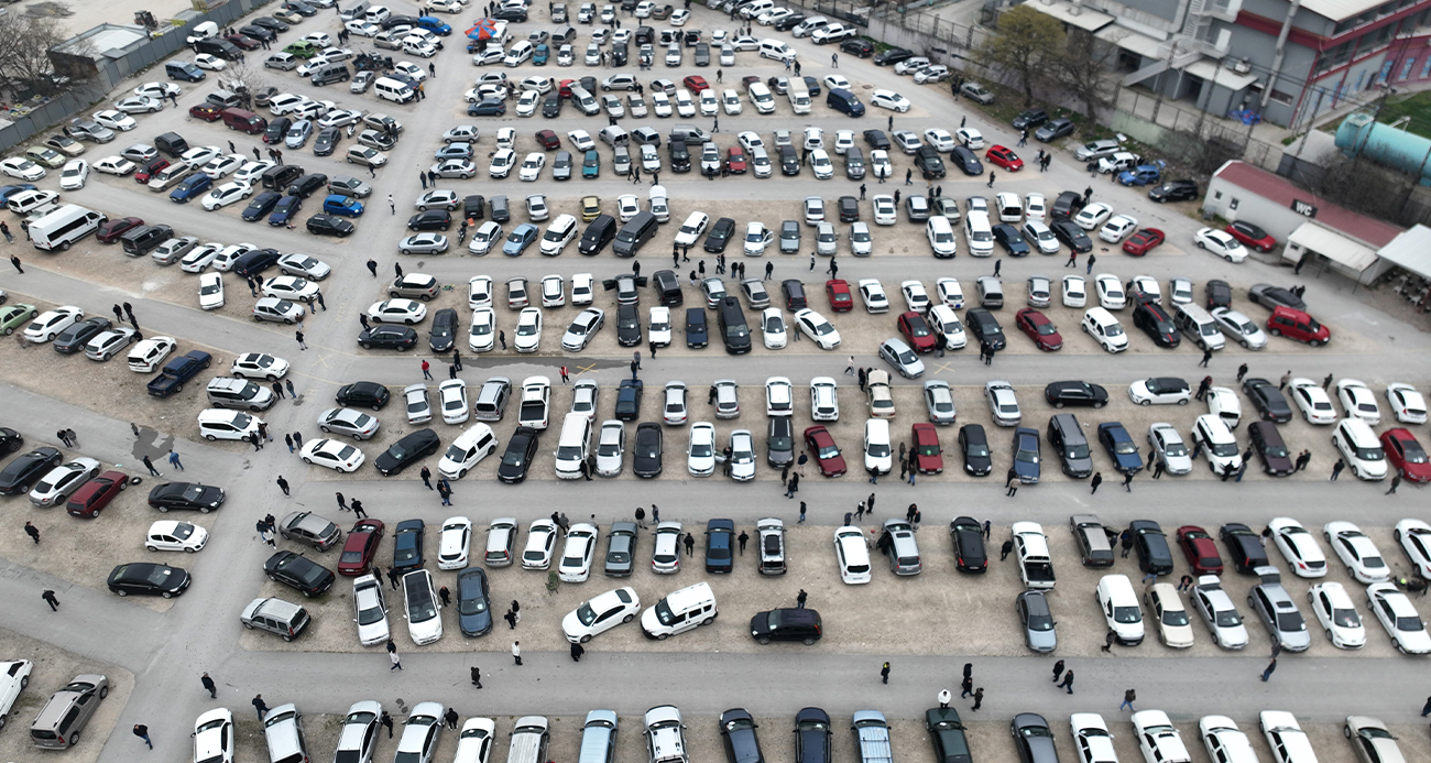 Bursa’da ikinci el otomobil pazarında bayram havasının erken yaşanması beklenirken, altın fiyatlarındaki gerilemeyle birlikte alım satım da durdu.