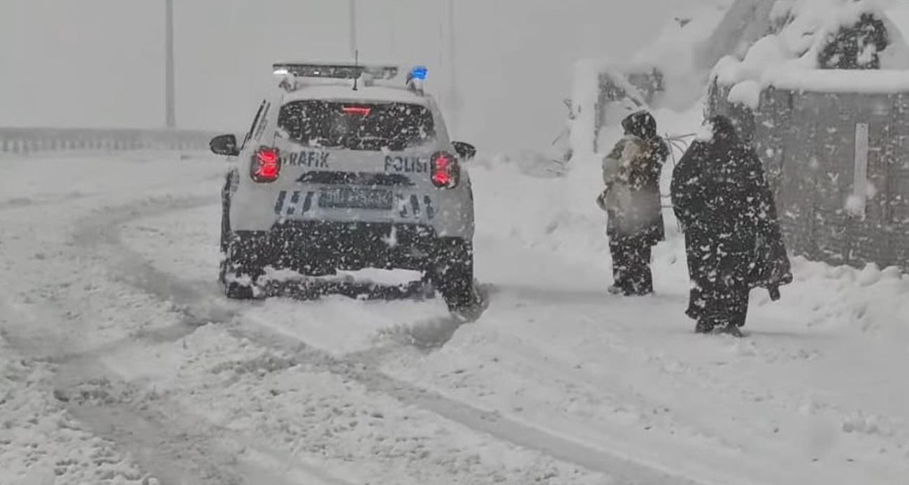 Karda mahsur kalan aileyi emniyet kurtardı