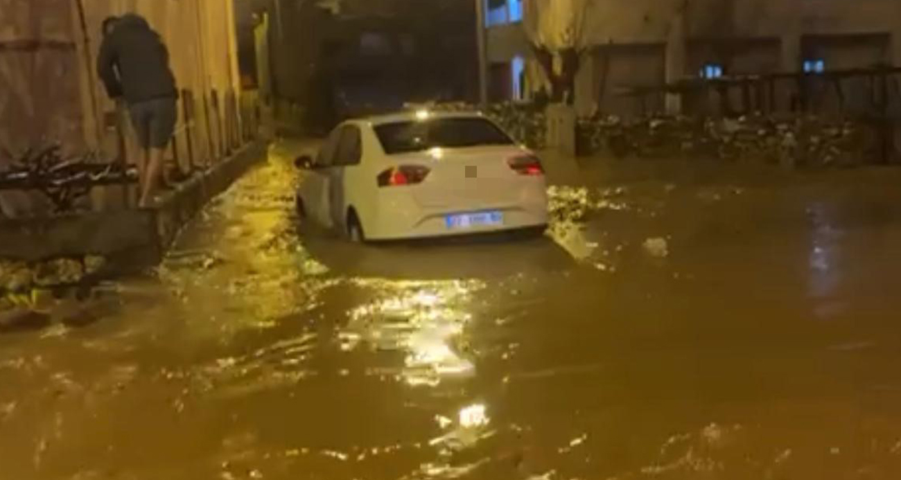 Siirt’in Kurtalan ilçesinde sağanak yağışla birlikte yollar göle dönerken, bazı araçlar yolda mahsur kaldı.