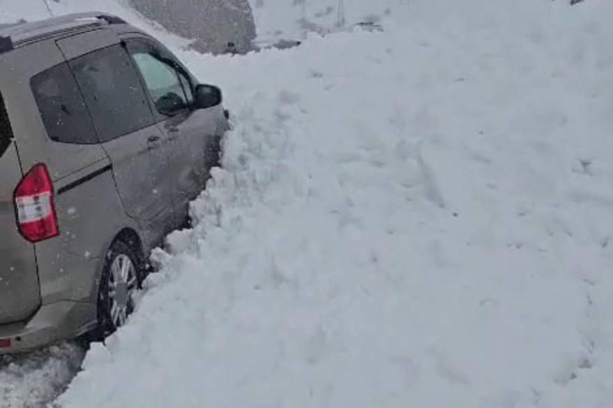 Erzurum’da yola çığ düştü