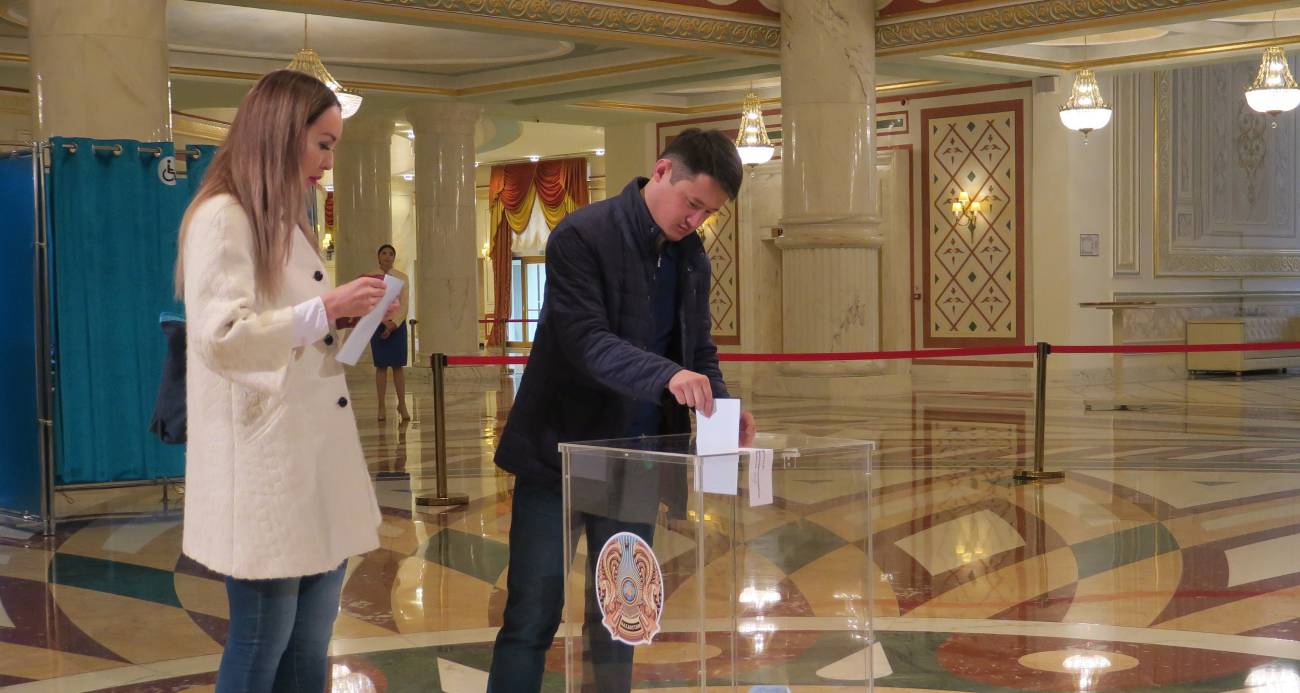 Kazakistan'da 96 maddelik yeni anayasa taslağı için düzenlenen referandumda oy verme işlemi yerel saatle 07.00'de başladı.