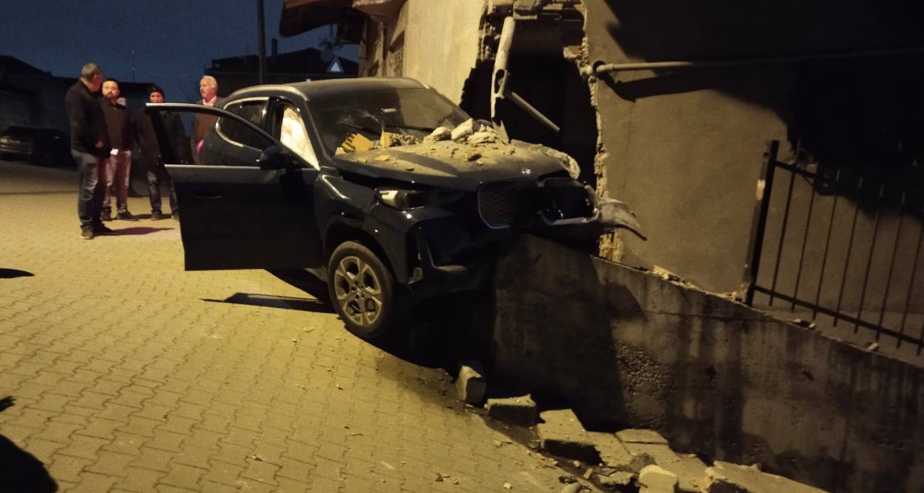 Evin duvarının kısmi olarak yıkıldığı kazada şans eseri yaralanan olmadı.