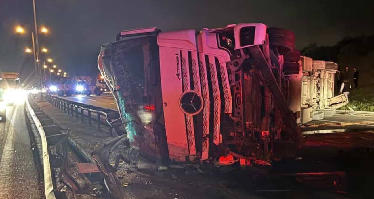 Büyükçekmece TEM Otoyolu’nda tır devrildi: Kilometrelerce trafik oluştu