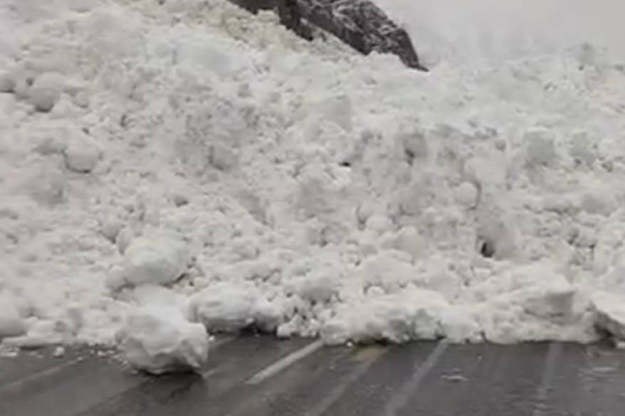 Hakkâri-Çukurca kara yoluna çığ düştü: Sürücüler yolda kaldı