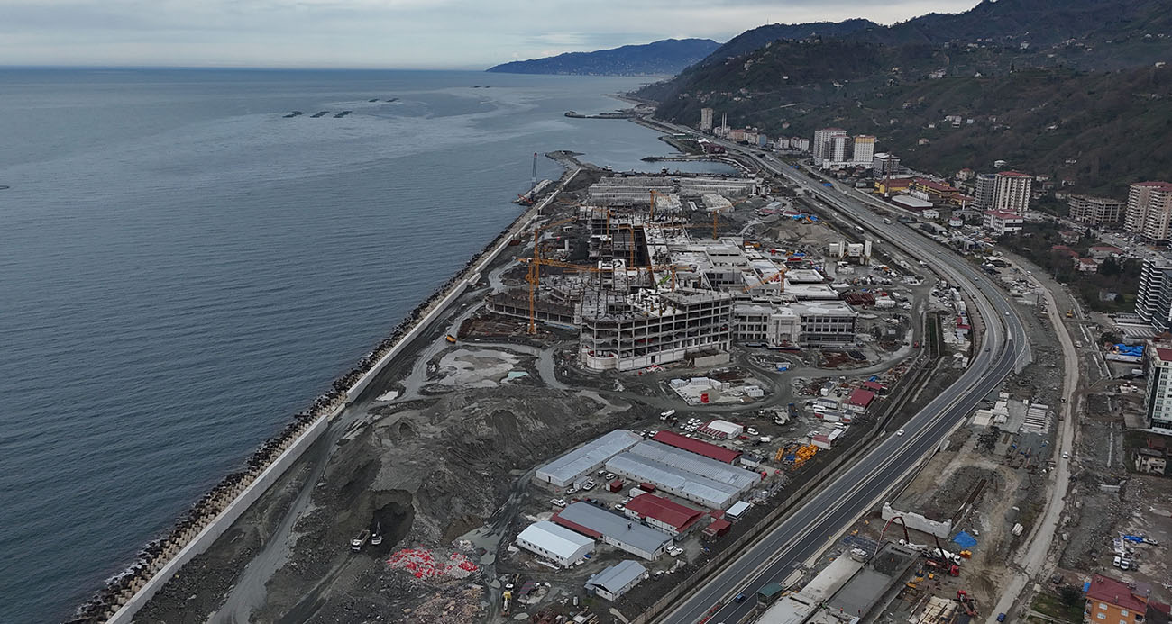 Rize’de bin 53 yatak kapasiteli şehir hastanesi inşaatında zemin iyileştirme ve beton çalışmalarında sona yaklaşılırken, cephe ve mekanik işlerde yoğun mesai sürüyor.