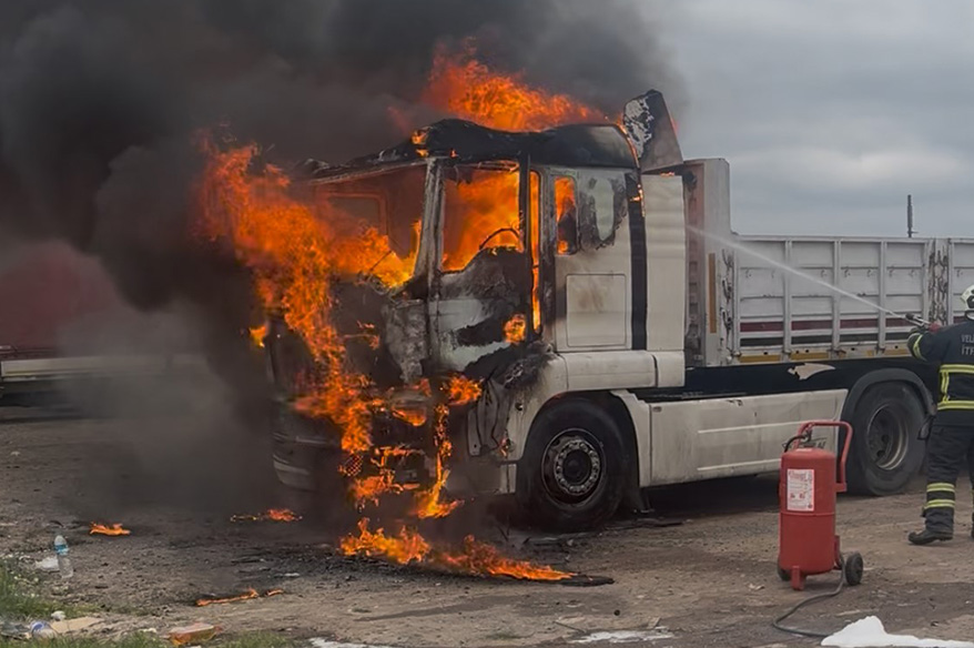 Tekirdağ’da park halindeki tır alev alev yandı