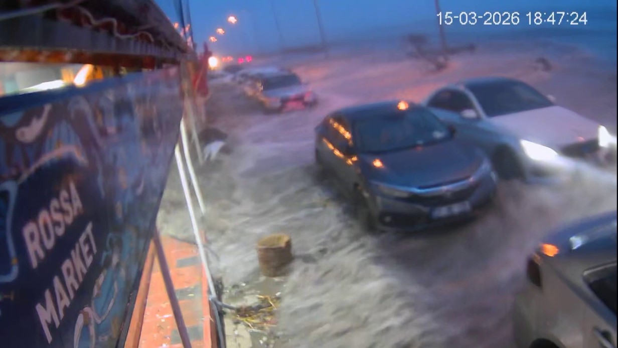 Hatay’da kuvvetli fırtınayla deniz taştı, iş yerleri zarar gördü... O anlar kamerada