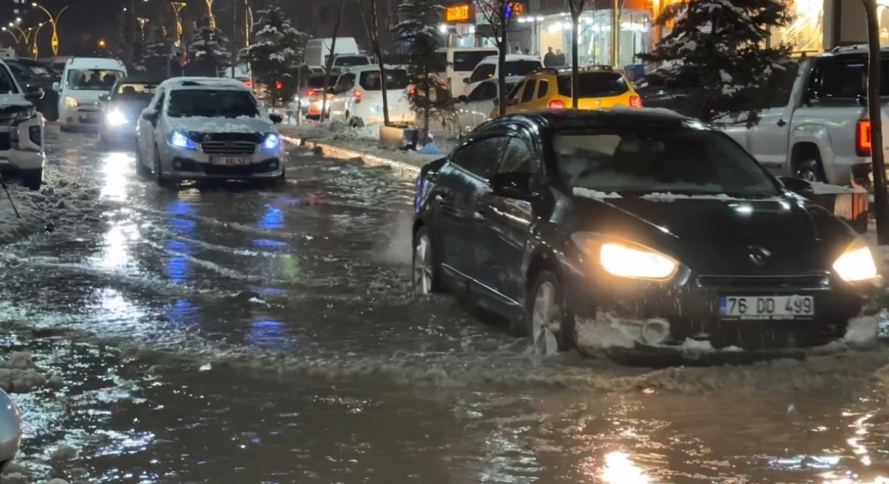 Yüksekova’da caddeler göle döndü, otomobiller adeta suda yüzdü