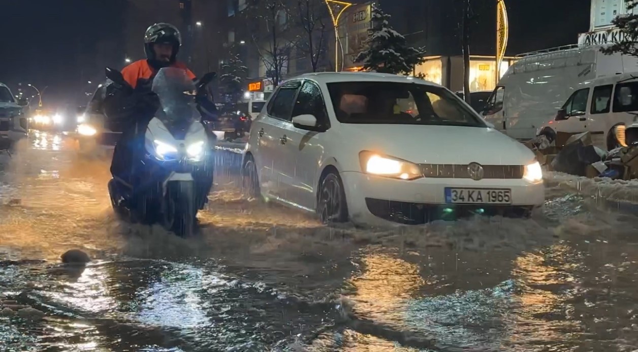 Yüksekova’da caddeler göle döndü, otomobiller adeta suda yüzdü