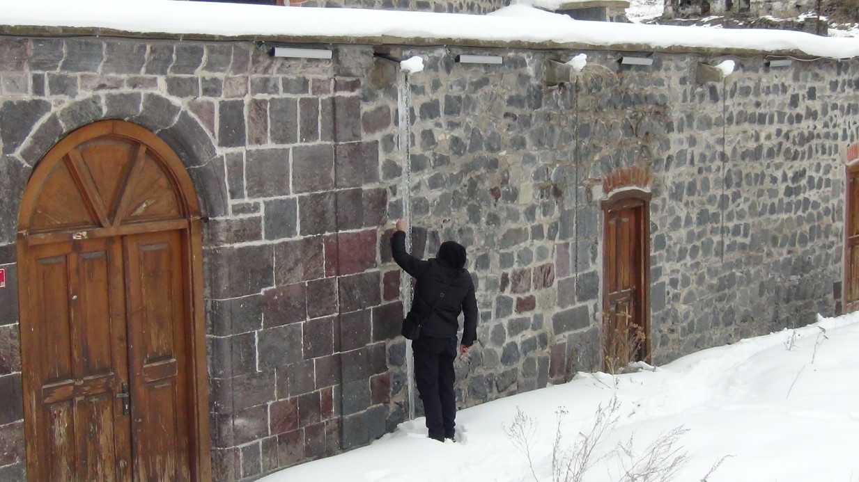 Hava sıcaklığının geceleri sıfırın altında 15 dereceye kadar düşmesiyle çatılarda 3 metreyi bulan buz sarkıtları oluştu.