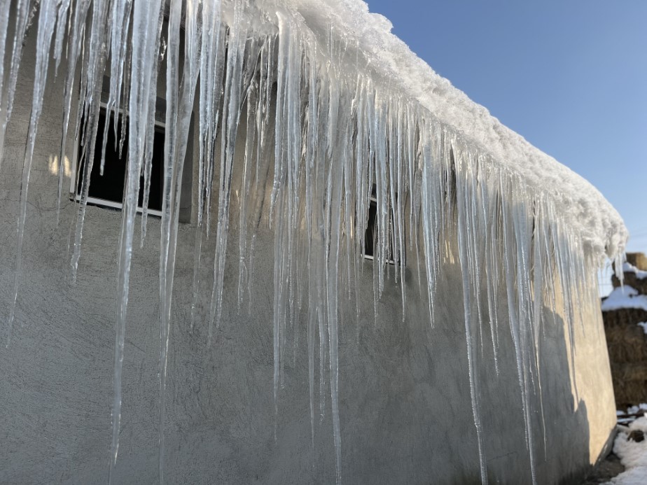 Kars eksi 15’i gördü: Çatılarda 3 metrelik buz sarkıtları oluştu