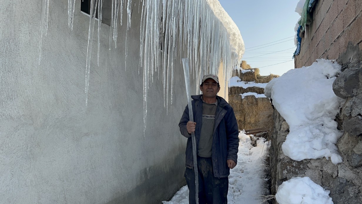Kars eksi 15’i gördü: Çatılarda 3 metrelik buz sarkıtları oluştu