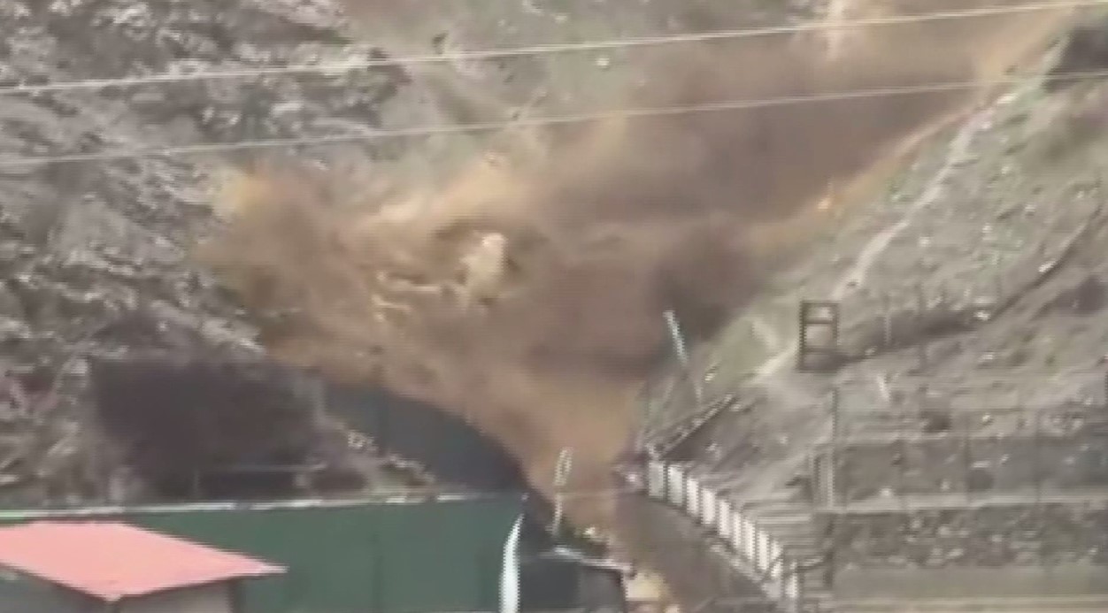 Güvenlik görevlisi son anda kaçtı, köpek sel sularıyla mücadele etti