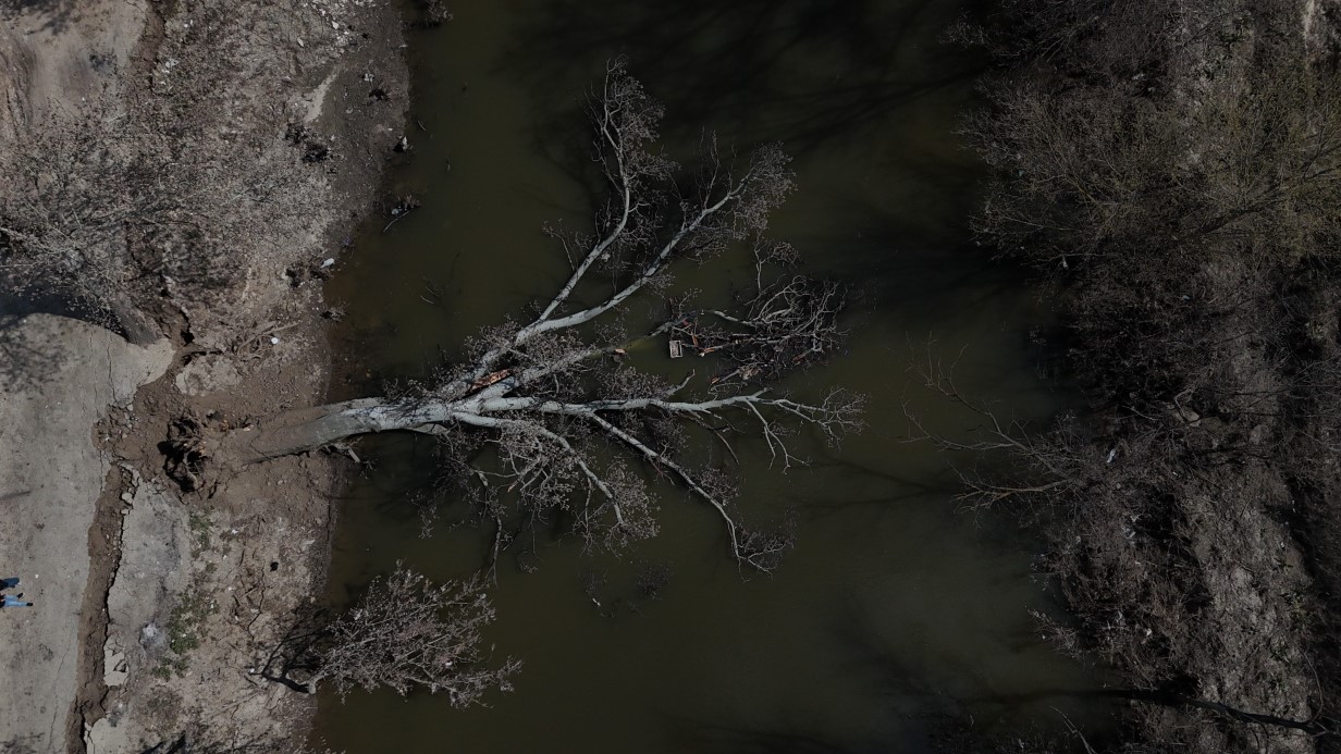 Tunca Nehri kıyısında toprak kayması: 50 metrelik alanda çatlaklar oluştu