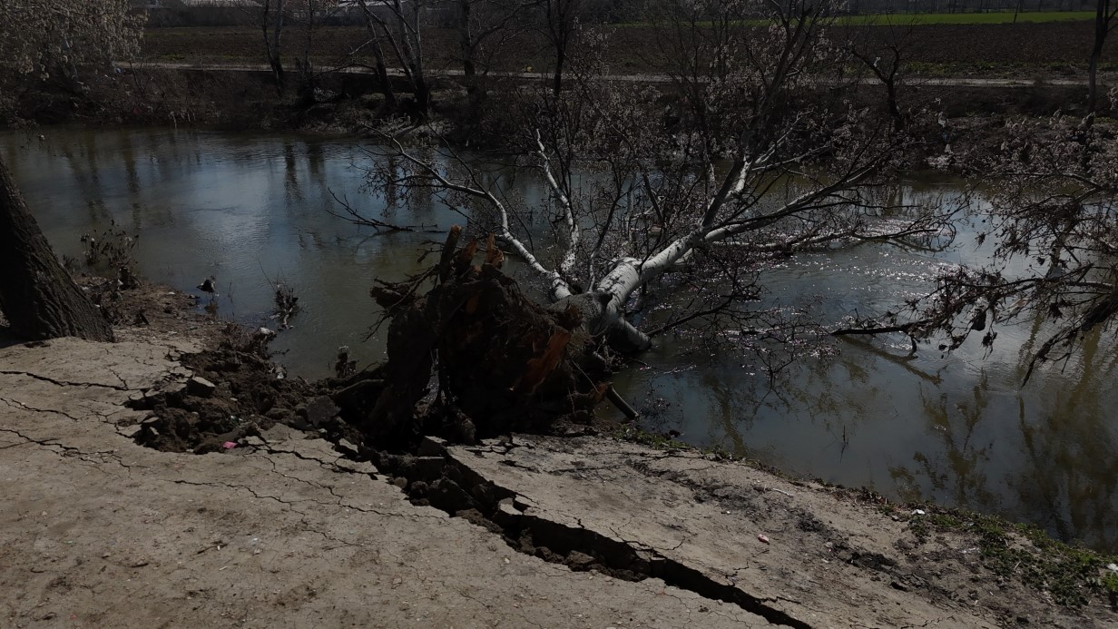 Tunca Nehri kıyısında toprak kayması