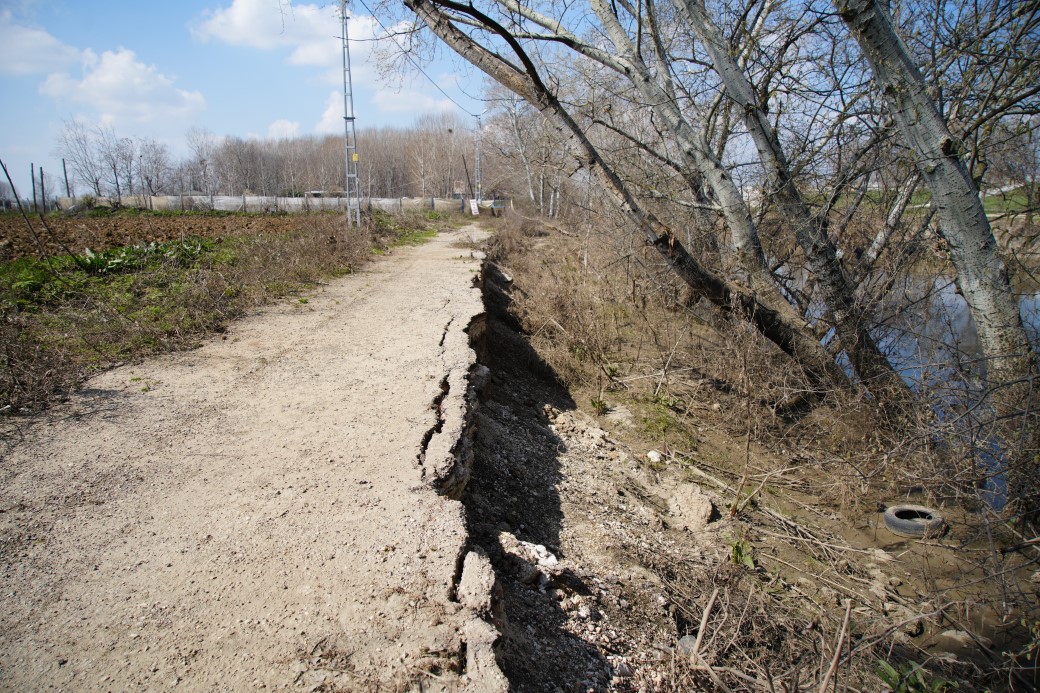 Tunca Nehri kıyısında toprak kayması: 50 metrelik alanda çatlaklar oluştu