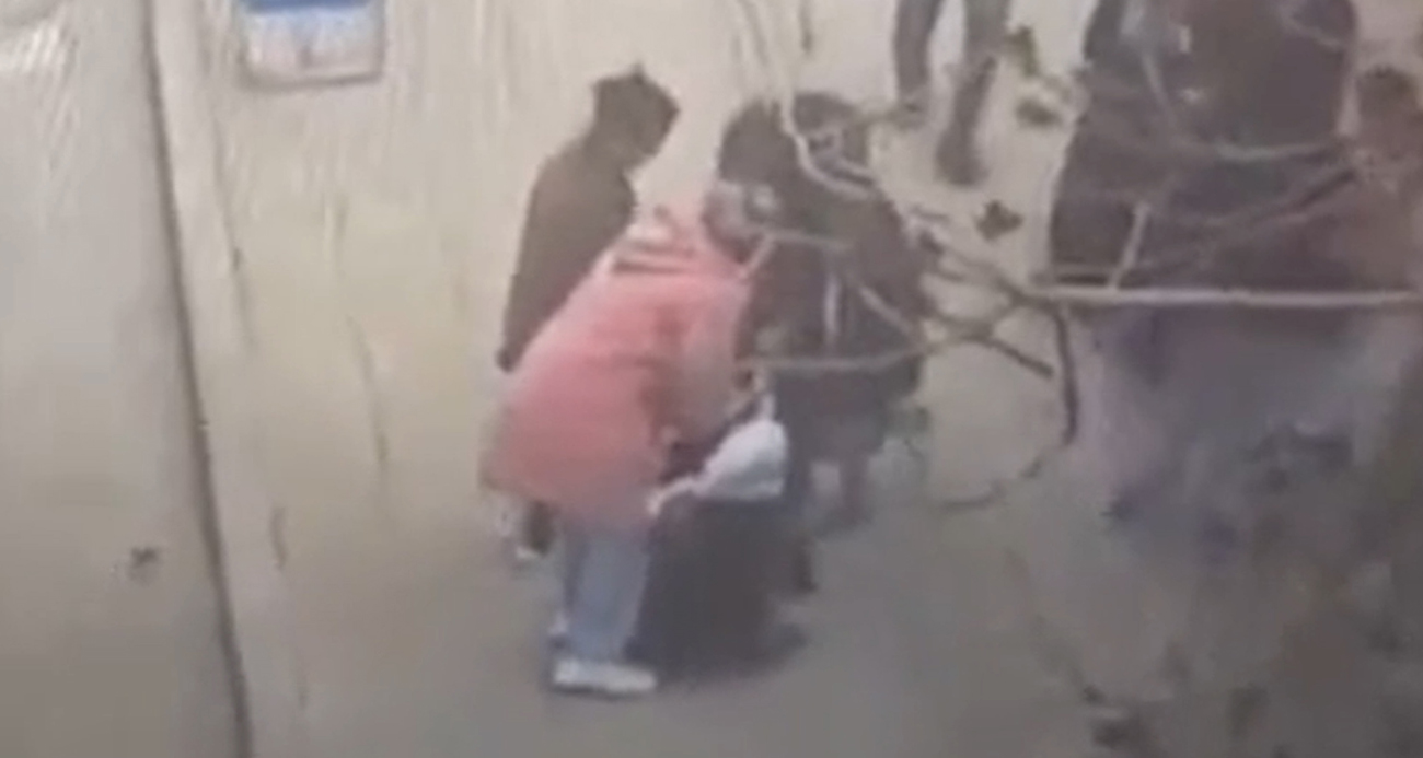 Kırıkkale’de bir şahsın dilencilik bahanesiyle yaklaştığı kadının çantasını kesip cüzdanını çaldığı anlar güvenlik kamerasına yansıdı. Polis ekiplerince yakalanan şüpheli, çıkarıldığı mahkemece tutuklandı.