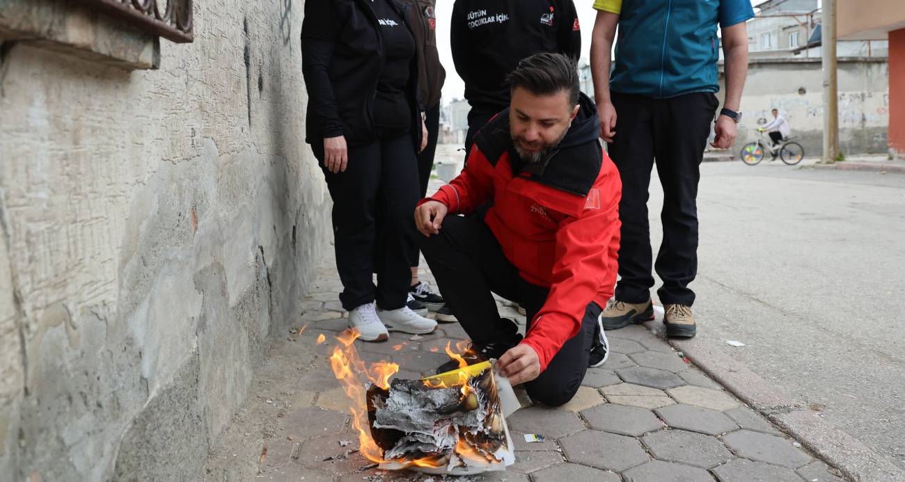 Adanalı hayırsever, Ramazan Bayramı öncesi bir mahalledeki bakkalın veresiye defterinde kayıtlı 50 bin liralık borcun tamamını ödeyip veresiye defterini yaktı.