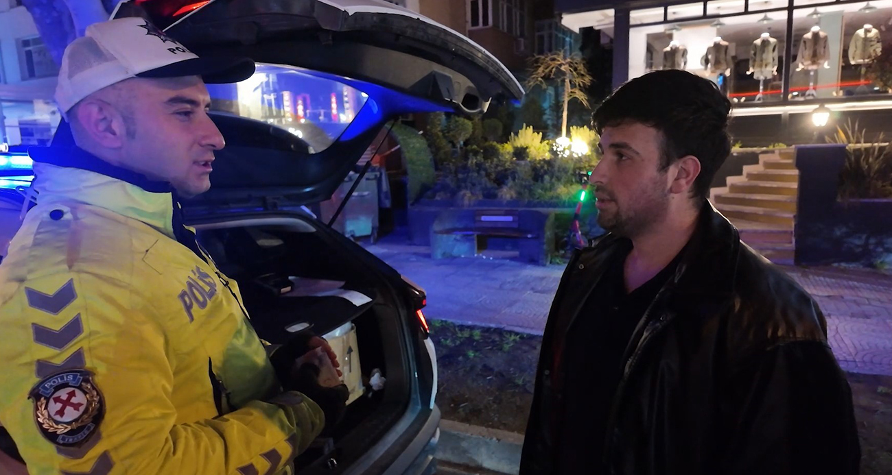 Kadıköy Caddebostan’da trafikte seyir halindeki araçta sunrooftan çıkarak yolculuk yapan genç, denetim yapan ekiplerin dron kamerasını fark edince araç içine girdi. Ancak yapılan takip sonucu sürücü ve araç kısa sürede tespit edildi.