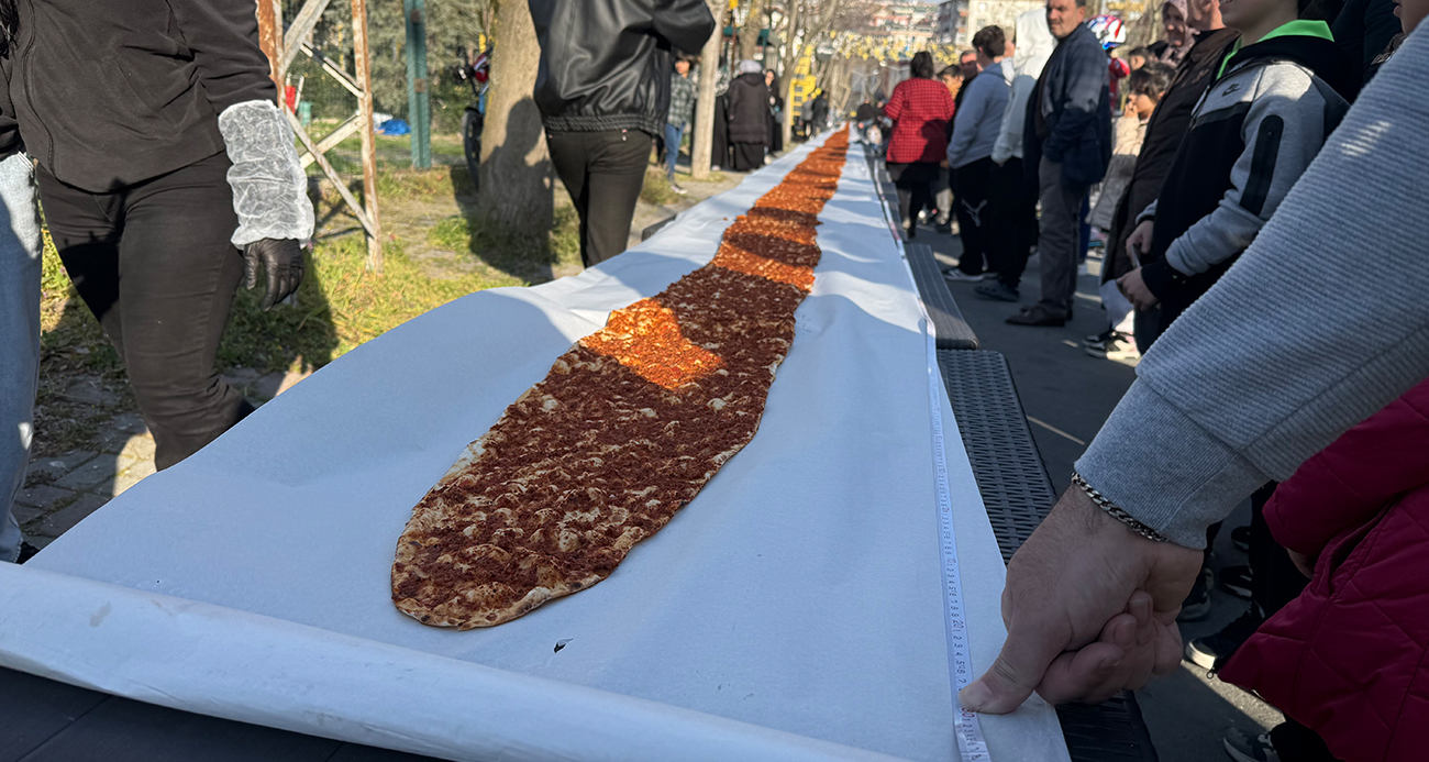 Beylikdüzü’nde bir lahmacun ustası, 63 metre uzunluğunda hazırladığı lahmacun ile Guinness Dünya Rekorları’na girerek adını tarihe yazdırdı.