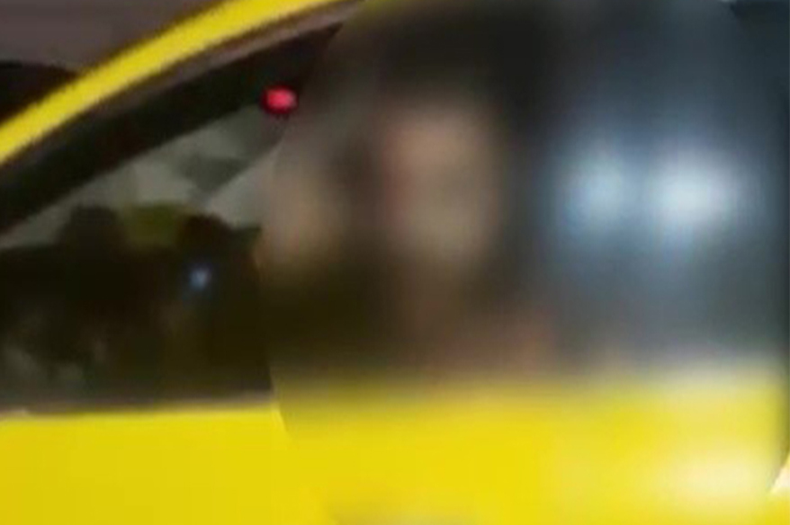 Taksici, meslektaşının önünü kesip tehdit etti