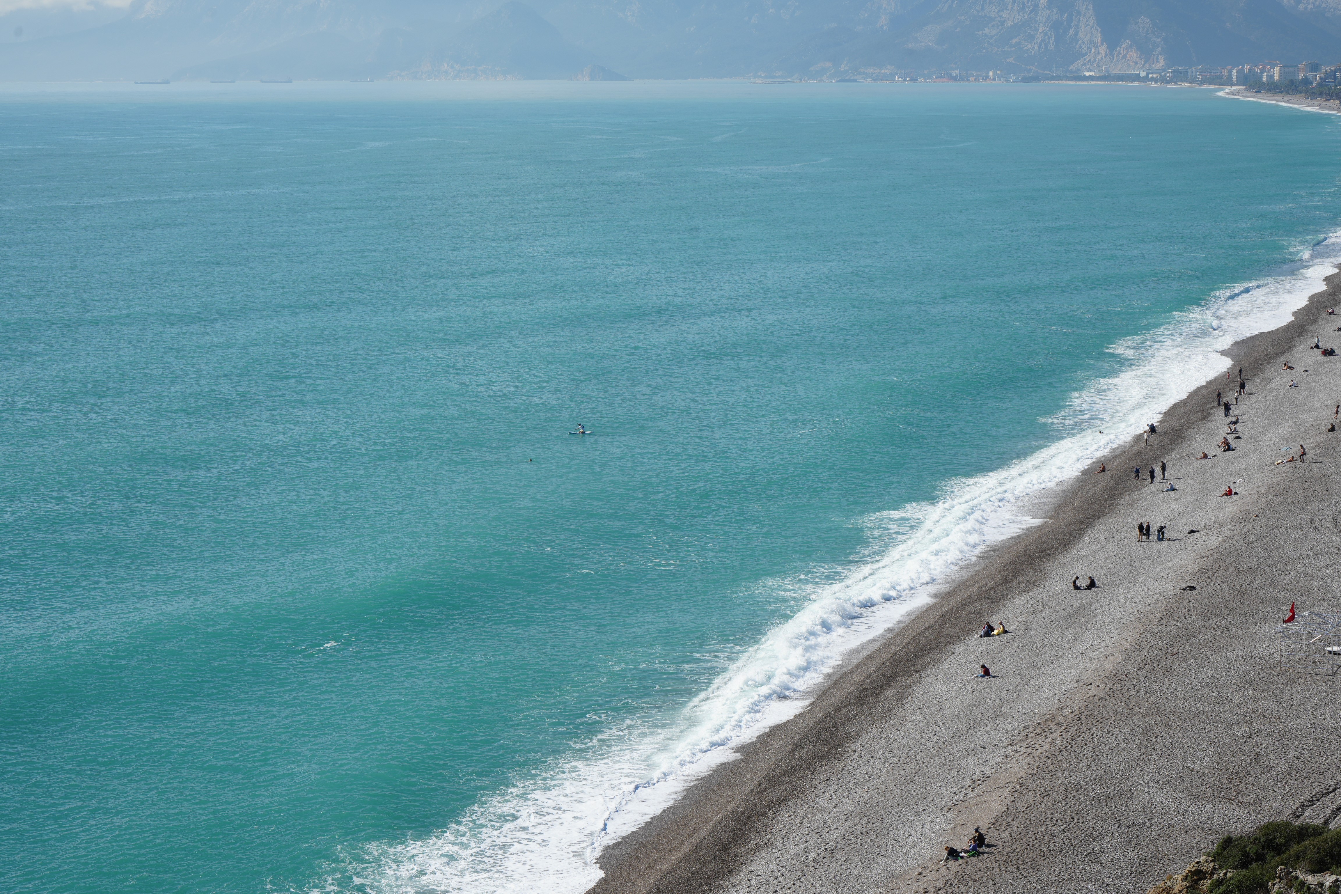 Antalya’da bir gün arayla iki mevsim: Dün sağanak ve fırtına, bugün deniz keyfi