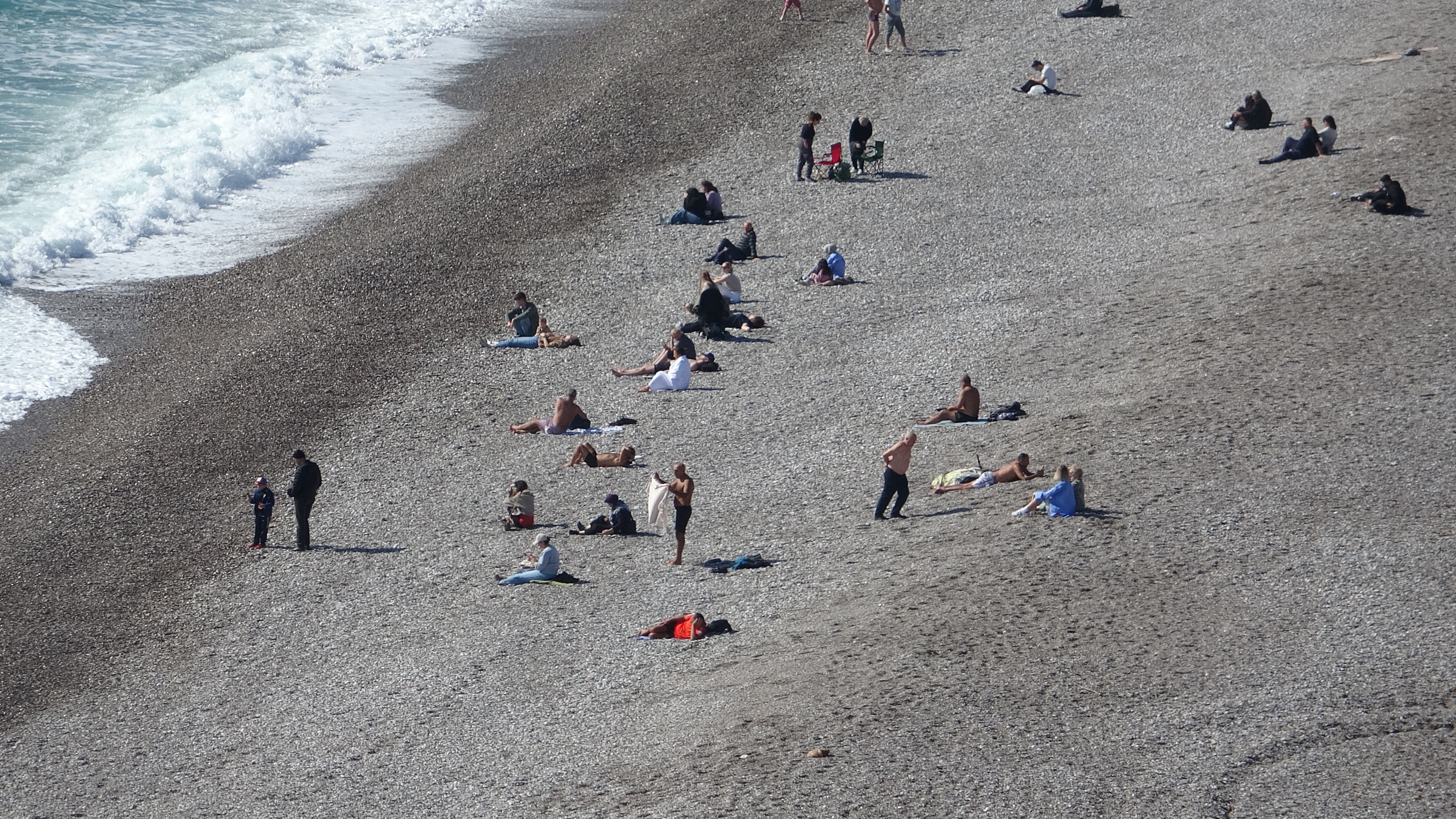 Antalya’da bir gün arayla iki mevsim: Dün sağanak ve fırtına, bugün deniz keyfi