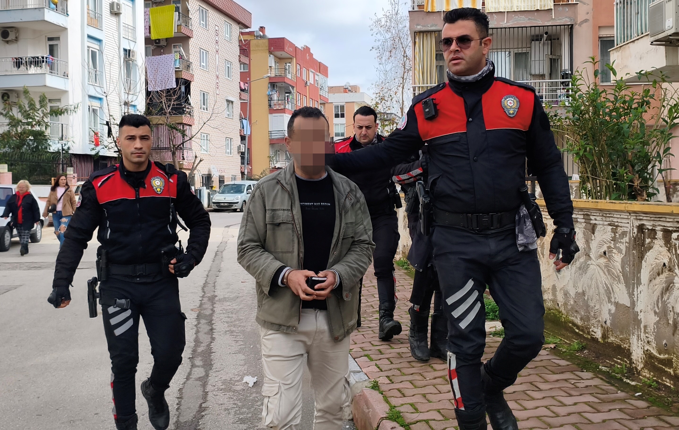 Apartman bahçesine sakladığı pompalı tüfek polisi alarma geçirdi