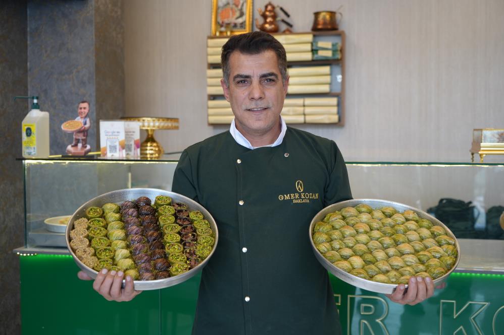 Ramazan Bayramı'nın yaklaşmasıyla birlikte baklavanın başkenti Gaziantep'te üretim zirveye çıktı. Kent genelinde artan taleple birlikte günlük baklava üretimi 20 tona ulaşırken, işletmeler siparişleri yetiştirebilmek için yoğun mesai harcıyor.