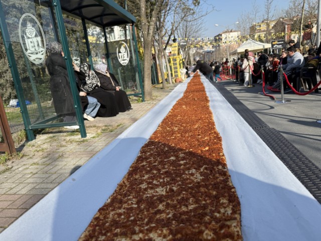 İstanbul’da lahmacun rekoru: 63 metrelik dev lahmacun Guinness’e girdi