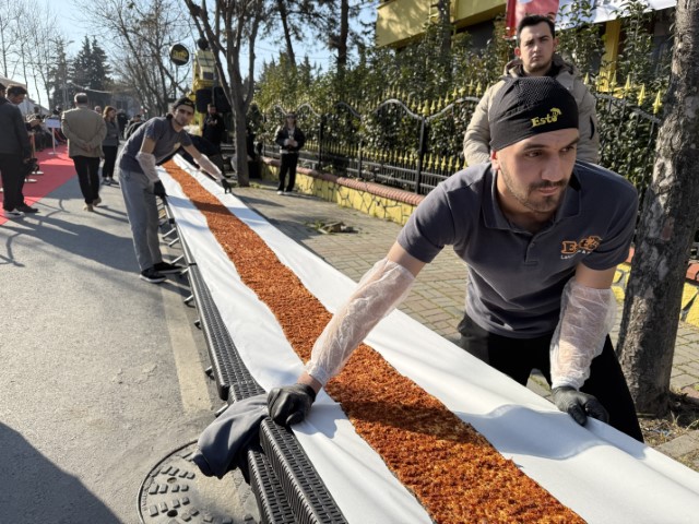 İstanbul’da lahmacun rekoru: 63 metrelik dev lahmacun Guinness’e girdi