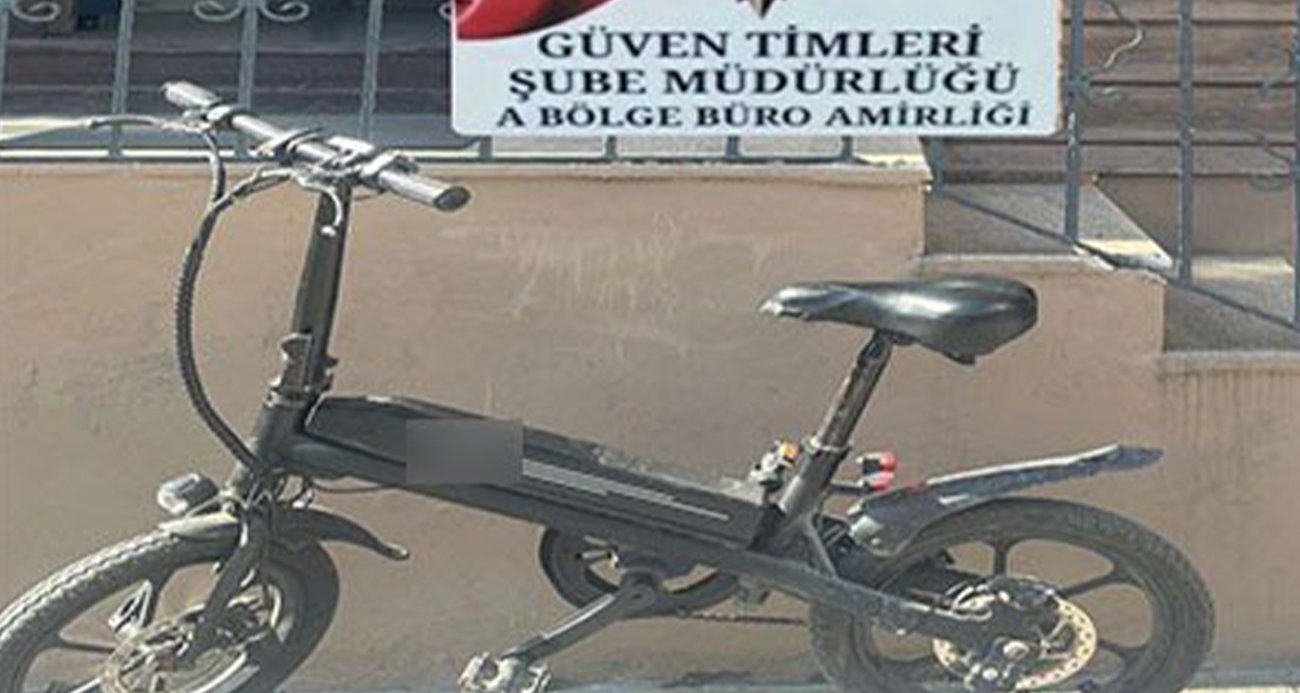 Fatih’te bir kadının cep telefonunu çalan hırsız, polis ekipleri tarafından yakalanarak gözaltına alındı.