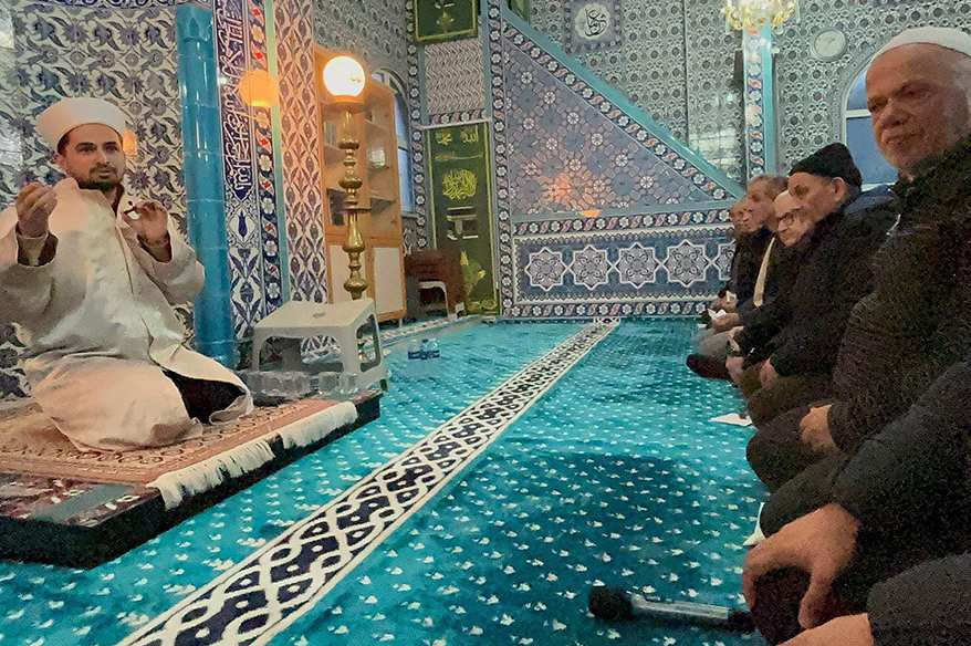 İmamın cemaate telefon tepkisi