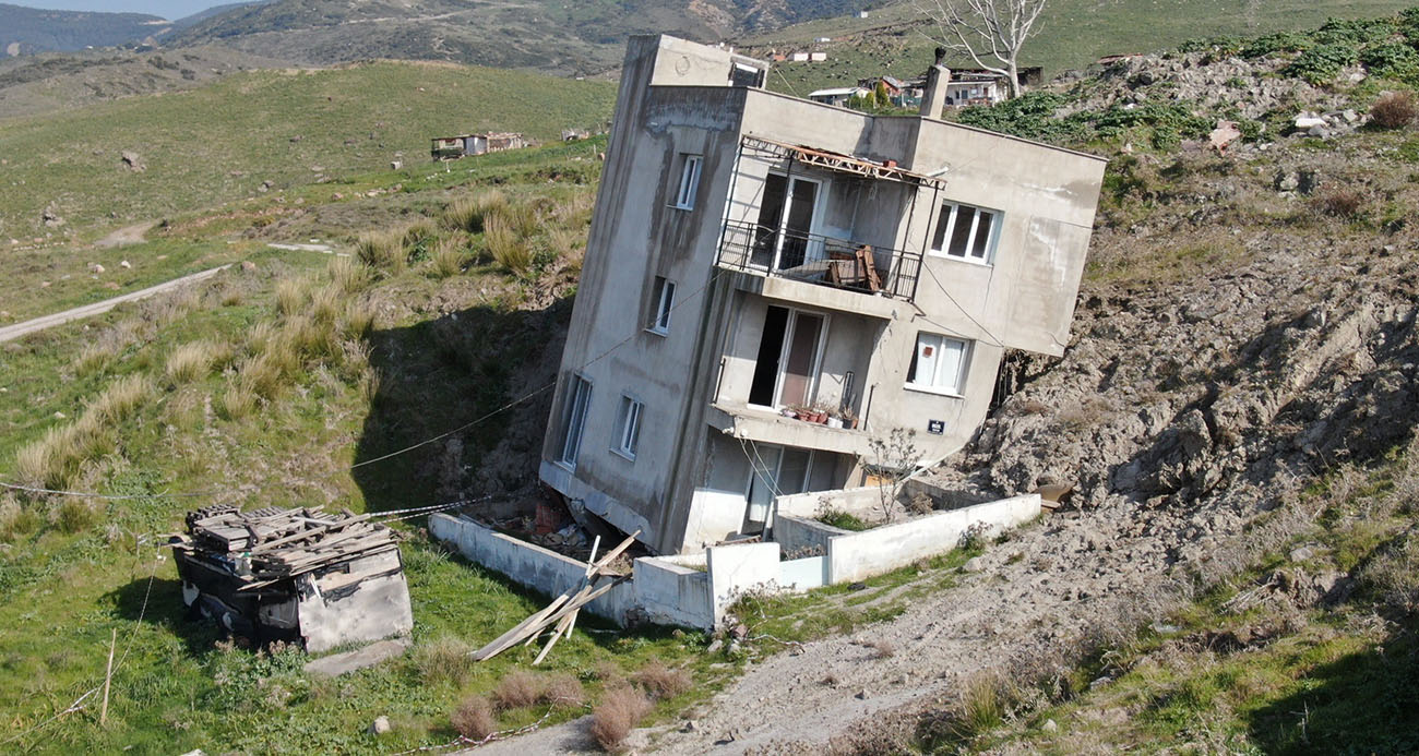 Çiğli’de çöp tesisinin neden olduğu heyelan mahalleyi yutuyor